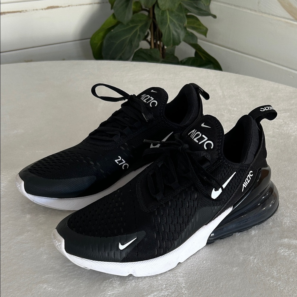 Nike Air Max 270 Women’s Size 10 Black and White Sneakers. Excellent Condition - Picture 1 of 10